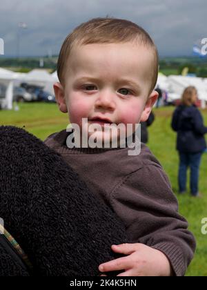 Kleines Kind wird getragen, Großbritannien Stockfoto