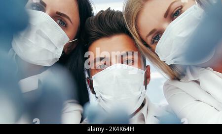 Untere Ansicht. Eine Gruppe von Chirurgen führte die Operation durch Stockfoto