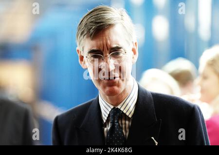 Wirtschaftsminister Jacob Rees-Mogg kommt zur Jahreskonferenz der Konservativen Partei im International Convention Centre in Birmingham. Bilddatum: Montag, 3. Oktober 2022. Stockfoto