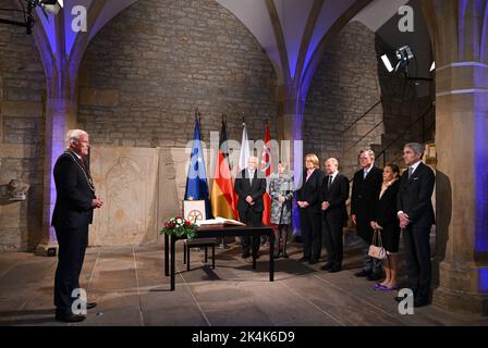 03. Oktober 2022, Thüringen, Erfurt: Der Erfurter Bürgermeister Andreas Bausewein (l., SPD) begrüßt den Bundespräsidenten Frank-Walter Steinmeier (2. v.l.), Und seine Frau Elke Büdenbender (3. v.l.), Bärbel Bas (4. v.l.), SPD, Bundestagspräsident, Olaf Scholz (4. v.r., SPD), Bundeskanzler, Bodo Ramelow (3. v.r., die Linke), Ministerpräsident von Thüringen und Bundespräsident, Und seine Frau Germana Alberti vom Hofe (2. v.l.n.r.) und Stephan Harbarth (r.), Präsident des Bundesverfassungsgerichts, nach einem ökumenischen Gottesdienst im Mariendom zu m Stockfoto