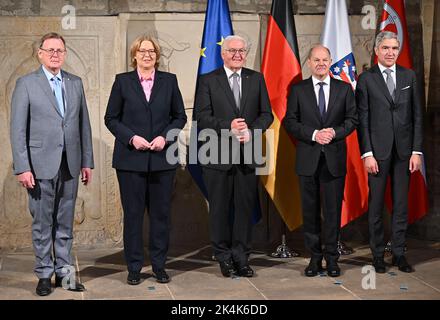 03. Oktober 2022, Thüringen, Erfurt: Bodo Ramelow (l., die Linke), Ministerpräsident Thüringens und Bundestagspräsident Bärbel Bas (2. v.l.), Bundestagspräsident Frank-Walter Steinmeier (M), Bundespräsident Olaf Scholz (2. v.r., SPD), Bundeskanzler, Und Stephan Harbarth (r), Präsident des Bundesverfassungsgerichts, stehen nach einem ökumenischen Gottesdienst im Mariendom zum Tag der Deutschen Einheit in der Landeshauptstadt Erfurt Seite an Seite. Traditionell ist der Staat, der den Präsidenten der Staatskammer stellt, Gastgeber der zentralen Feier rund um OC Stockfoto