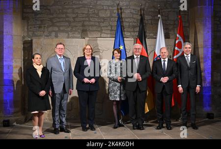 03. Oktober 2022, Thüringen, Erfurt: Bodo Ramelow (2. v.l.), Ministerpräsident von Thüringen und Bundespräsident, und seine Frau Germana Alberti vom Hofe (l.) sowie Bärbel Bas (3. v.l.), Bundestagspräsident, Frank-Walter Steinmeier (3. v.l.), Bundespräsident, Und seine Frau Elke Büdenbender (M), Olaf Scholz (2. v.r., SPD), Bundeskanzler, und Stephan Harbarth (r), Präsident des Bundesverfassungsgerichts, stehen nach einem ökumenischen Gottesdienst im Mariendom zum Tag der Deutschen Einheit in der Landeshauptstadt Erfur Seite an Seite Stockfoto