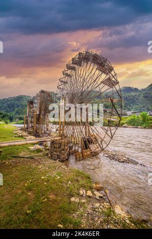 Blick auf die Wassermühle in Mu Cang Chai, Yen Bai Provinz, Vietnam an einem Sommertag. Reise- und Landschaftskonzept. Stockfoto