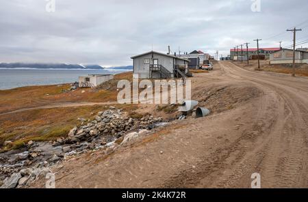 Ansicht der Wohnanlage in der arktischen Gemeinde Pond Inlet (Mittimatalik), Nunavut Stockfoto