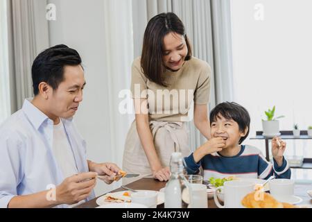 Glückliche asiatische Familie frühstücken Stockfoto