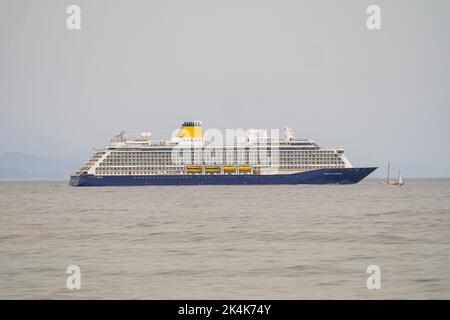 Spirit of Adventure, ein von Saga betriebenes Kreuzschiff, das ein kleines Vintage-Segelboot überquert, auf offenem Meer, Malaga. Spanien Stockfoto