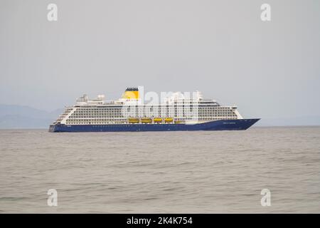 Spirit of Adventure, ein von Saga betriebenes Kreuzschiff auf offener See, das den Hafen von Malaga verlässt. Spanien Stockfoto