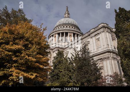 London, Großbritannien. 3.. Oktober 2022. UK Wetter: Herbstfarben erscheinen in der Nähe der St Paul's Cathedral. Kredit: Guy Corbishley/Alamy Live Nachrichten Stockfoto