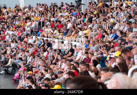 Teneriffa, Spanien - August 2022: Menschenmenge, Publikum bei der Orca Walshow im Loro Parque auf Teneriffa Stockfoto