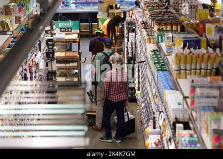 Peking, USA. 13. September 2022. Menschen kaufen in einem lokalen Supermarkt in Washington, DC, USA, ein, 13. September 2022. Kredit: Ting Shen/Xinhua/Alamy Live Nachrichten Stockfoto