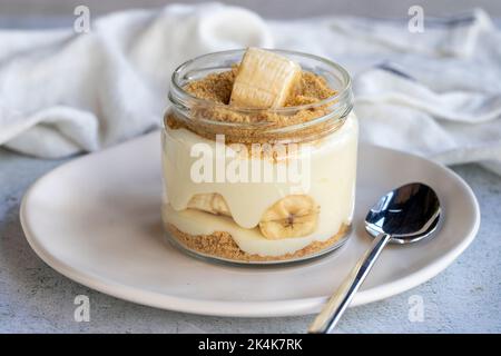 Banana Magnolia Dessert. Köstliches Magnolia Dessert in Glasschüssel. Nahaufnahme Stockfoto