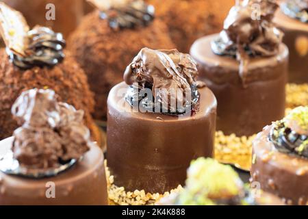 Arten von Kuchen. Kuchen auf dem Display an der Patisserie-Theke. Stockfoto