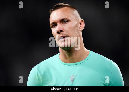 Turin, Italien. 02. Oktober 2022. Lukasz Skorupski vom FC Bologna blickt am Ende der Serie A auf ein Fußballspiel zwischen dem FC Juventus und dem FC Bologna. Kredit: Nicolò Campo/Alamy Live Nachrichten Stockfoto