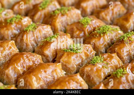 Baklava mit Pistazien in einem Tablett. Köstlichkeiten der ägäischen Küche. Nahaufnahme Stockfoto