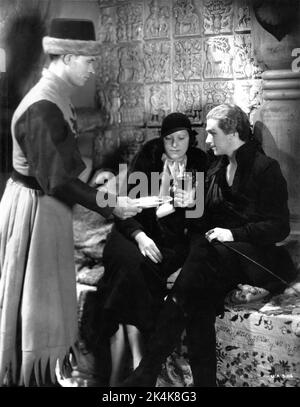 Bildershow der britische Journalist KATHLYN HAYDEN besucht Douglas FAIRBANKS Jr. am Set Candid in Elstree während der Dreharbeiten von CATHERINE, DEM GROSSARTIGEN Regisseur PAUL CZINNER-Produzenten Alexander Korda London Film Productions / United Artists aus dem Jahr 1934 Stockfoto