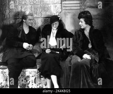 Bildershow der britische Journalist KATHLYN HAYDEN besucht Douglas FAIRBANKS Jr. und DOROTHY Hale am Set Candid in Elstree während der Dreharbeiten von CATHERINE, DEM GROSSARTIGEN Regisseur PAUL CZINNER, Produzent Alexander Korda London Film Productions / United Artists aus dem Jahr 1934 Stockfoto