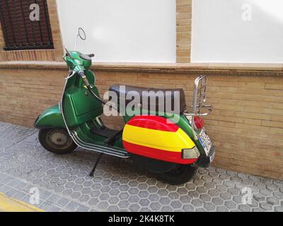 1995 Vespa PX verziert mit spanischer Flagge Stockfoto