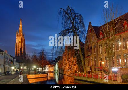 Brügge oder Brügge, Westflandern, Belgien : der Dijver-Kanal in Brügge bei Nacht mit der Onze Lieve Vrouwekerk oder der Liebfrauenkirche. Stockfoto