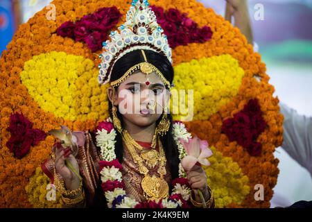 Dhaka, Bangladesch. 03. Oktober 2022. Ein Kind, das während der kulturellen und traditionellen Kumari Puja in der Ramkrishna-Mission in Dhaka als lebende Göttin 'Kumari' gekleidet war. Eifrige Anhänger beten vor der lebenden Ikone eines Kindes Durga für die Zerstörung des Bösen und das Aufkommen von glückverheißenden Kräften. Die Hindu-Gemeinde in Dhaka feierte Kumari Puja nach einer zweijährigen Pause aufgrund der Covid-19-Pandemie. Kredit: SOPA Images Limited/Alamy Live Nachrichten Stockfoto