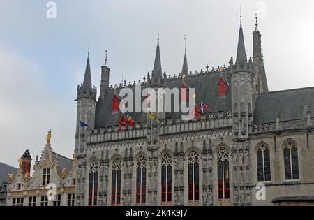 Brügge oder Brügge, Westflandern, Belgien: Stadhuis Brügge oder das Rathaus von Brügge vom Burgplatz aus gesehen. Stockfoto