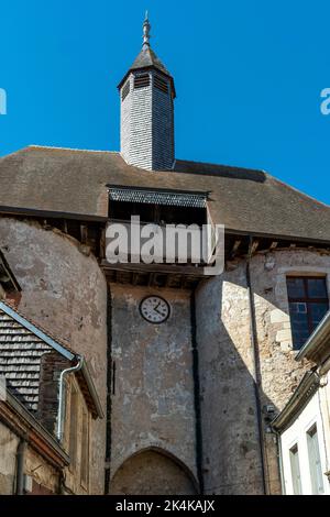 Land von Troncais, Ainay le Chateau. Das Uhrentor. Allier-Abteilung. Auvergne Rhone Alpes. Frankreich Stockfoto