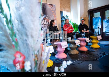 Berlin: Deutschland, 03. Oktober 2022, Lilia van Beukering, Kuratorientag Clubkultur, Klaus Lederer (die Linke, M), Senator für Kultur und Europa in Berlin, und Lutz Leichsenring, Pressesprecher Clubcommission, nehmen an einer Pressekonferenz zum Tag der Clubkultur Teil. Zum Tag der Clubkultur werden vom 3. Bis 9. Oktober in 40 Clubs und Kollektiven mehr als 50 Veranstaltungen stattfinden. Foto: Fabian Sommer/dpa Stockfoto