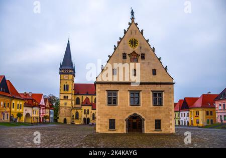 Zentraler Platz der Altstadt von Bardejov mit der Kirche St. Aegidiusld, Slowakei. Die Stadt Bardejov ist UNESCO-Weltkulturerbe Stockfoto