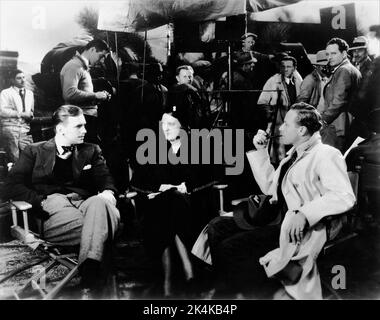 LESLIE HOWARD mit den Set-Besuchern DOUGLAS FAIRBANKS Jr. und Picture Show die britische Filmzeitschrift KATHLYN HAYDEN mit Regisseur FRANK BORZAGE im Hintergrund (mit Pfeife) am Drehort in Palm Springs während der Dreharbeiten zu SECRETS 1933 Regisseur FRANK BORZAGE Mary Pickford Company / United Artists Stockfoto