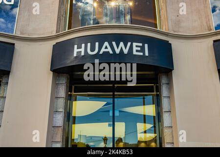 Barcelona, Spanien. 30. September 2022. Der chinesische multinationale Technologiekonzern Huawei Store hat Barcelona gesehen. Kredit: SOPA Images Limited/Alamy Live Nachrichten Stockfoto