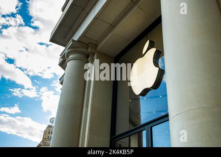 Barcelona, Spanien. 30. September 2022. Das Apple-Logo des Consumer-Technologie-Unternehmens ist am Eingang eines Apple-Stores zu sehen. Kredit: SOPA Images Limited/Alamy Live Nachrichten Stockfoto