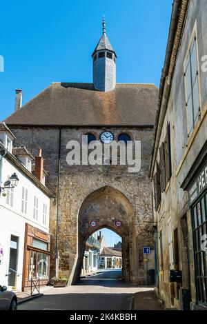 Land von Troncais, Ainay le Chateau. Das Uhrentor. Allier-Abteilung. Auvergne Rhone Alpes. Frankreich Stockfoto