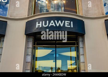 Barcelona, Spanien. 30. September 2022. Der chinesische multinationale Technologiekonzern Huawei Store hat Barcelona gesehen. (Foto von Davide Bonaldo/SOPA Images/Sipa USA) Quelle: SIPA USA/Alamy Live News Stockfoto