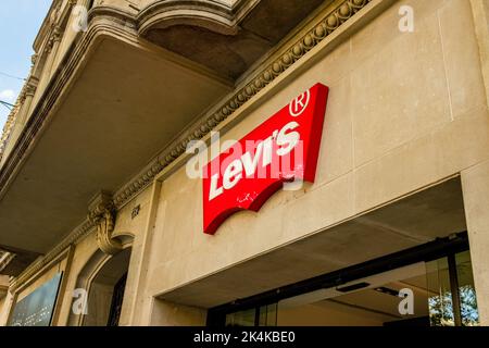 Barcelona, Spanien. 30. September 2022. Das Logo der amerikanischen Bekleidungs- und Bekleidungsmarke Levi's ist oben am Ladeneingang zu sehen. (Foto von Davide Bonaldo/SOPA Images/Sipa USA) Quelle: SIPA USA/Alamy Live News Stockfoto
