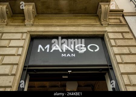 Barcelona, Spanien. 30. September 2022. Das Logo der spanischen Bekleidungs- und Bekleidungskette Mango ist oben am Eingang des Geschäfts zu sehen. (Foto von Davide Bonaldo/SOPA Images/Sipa USA) Quelle: SIPA USA/Alamy Live News Stockfoto