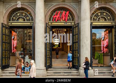 Barcelona, Spanien. 30. September 2022. Das Logo der schnellen Modemarke H&M ist oben am Ladeneingang zu sehen. (Foto von Davide Bonaldo/SOPA Images/Sipa USA) Quelle: SIPA USA/Alamy Live News Stockfoto
