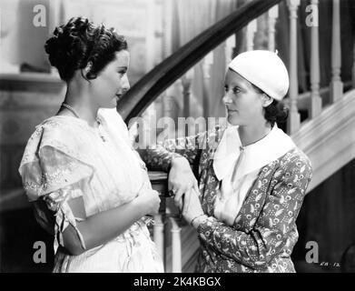 BARBARA STANWYCK mit der zu Besuch in der Picture Show die britische Filmzeitschrift KATHLYN HAYDEN hat 1933 während der Dreharbeiten zu EVER IN MY HEART 1933, Regisseur ARCHIE MAYO, Earl Luick Warner Bros. Offen am Set in den Warner Brothers Burbank Studios gedreht Stockfoto