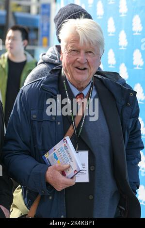 Centenary Square, Birmingham - Oktober 3. 2022 - Stanley Johnson, Vater von Boris Johnson, kommt auf der Konferenz der Konservativen Partei in Birmingham im International Convention Center und am Centenary Square an. PIC Credit: Scott CM/Alamy Live News Stockfoto