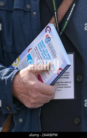 Centenary Square, Birmingham - Oktober 3. 2022 - Stanley Johnson, Vater von Boris Johnson, kommt auf der Konferenz der Konservativen Partei in Birmingham im International Convention Center und am Centenary Square an. PIC Credit: Scott CM/Alamy Live News Stockfoto