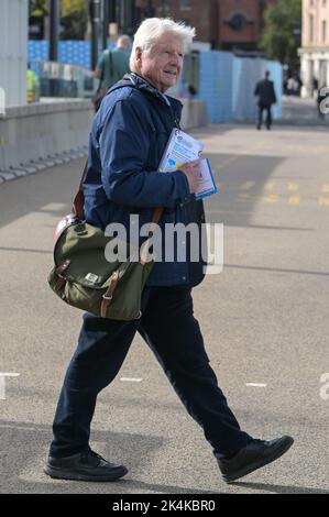 Centenary Square, Birmingham - Oktober 3. 2022 - Stanley Johnson, Vater von Boris Johnson, kommt auf der Konferenz der Konservativen Partei in Birmingham im International Convention Center und am Centenary Square an. PIC Credit: Scott CM/Alamy Live News Stockfoto