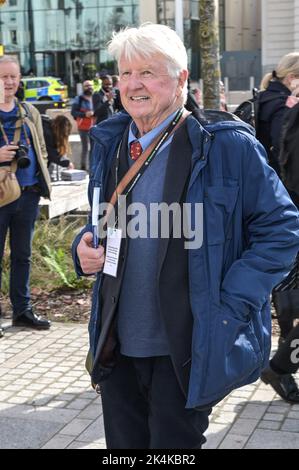 Centenary Square, Birmingham - Oktober 3. 2022 - Stanley Johnson, Vater von Boris Johnson, kommt auf der Konferenz der Konservativen Partei in Birmingham im International Convention Center und am Centenary Square an. PIC Credit: Scott CM/Alamy Live News Stockfoto