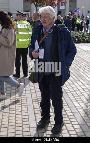 Centenary Square, Birmingham - Oktober 3. 2022 - Stanley Johnson, Vater von Boris Johnson, kommt auf der Konferenz der Konservativen Partei in Birmingham im International Convention Center und am Centenary Square an. PIC Credit: Scott CM/Alamy Live News Stockfoto