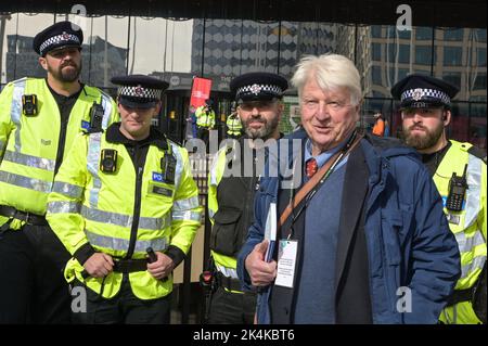 Centenary Square, Birmingham - Oktober 3. 2022 - Stanley Johnson, Vater von Boris Johnson, kommt auf der Konferenz der Konservativen Partei in Birmingham im International Convention Center und am Centenary Square an. PIC Credit: Scott CM/Alamy Live News Stockfoto