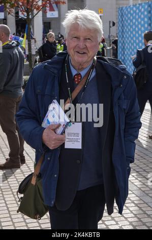 Centenary Square, Birmingham - Oktober 3. 2022 - Stanley Johnson, Vater von Boris Johnson, kommt auf der Konferenz der Konservativen Partei in Birmingham im International Convention Center und am Centenary Square an. PIC Credit: Scott CM/Alamy Live News Stockfoto