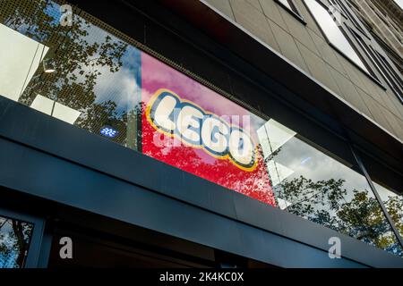 Barcelona, Spanien. 30. September 2022. Das Logo der Spielzeugfirma Lego ist oben am Eingang des Geschäfts zu sehen. (Bild: © Davide Bonaldo/SOPA Images via ZUMA Press Wire) Stockfoto