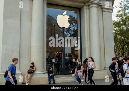 Barcelona, Spanien. 30. September 2022. Die Menschen laufen an einem Apple-Store in Barcelona vorbei. (Bild: © Davide Bonaldo/SOPA Images via ZUMA Press Wire) Stockfoto