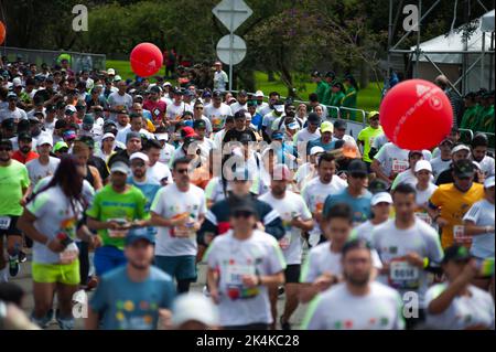 Die Menschen nehmen am Comeback nach zwei Jahren des Halbmarathons in Bogota aufgrund der COVID-19-Pandemie am 2. Oktober 2022 in Bogota, Kolumbien, Teil. Ken Stockfoto