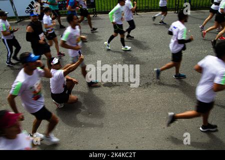 Die Menschen nehmen am Comeback nach zwei Jahren des Halbmarathons in Bogota aufgrund der COVID-19-Pandemie am 2. Oktober 2022 in Bogota, Kolumbien, Teil. Ken Stockfoto