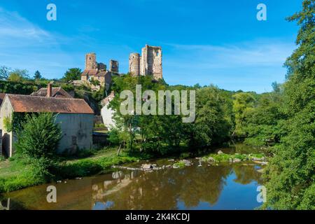 Herisson bezeichnete sie als „Petite Cité de Caractère“. Blick auf das castel de Ducs de Bourbon und den Fluss Aumance. Allier. Auvergne Rhone Alpes. Frankreich Stockfoto