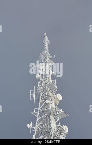 Funkturm in Winterfrost erstarrt Stockfoto