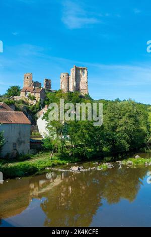 Herisson bezeichnete sie als „Petite Cité de Caractère“. Blick auf das castel de Ducs de Bourbon und den Fluss Aumance. Allier. Auvergne Rhone Alpes. Frankreich Stockfoto